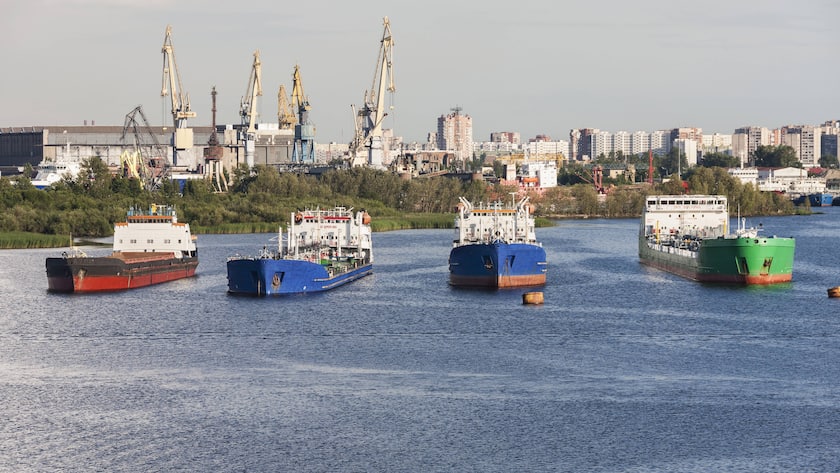 Oil tanker ships and cranes at Merchant s Harbor, Saint Petersburg, St Petersburg, Russia mit201310268