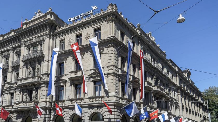 Paradeplatz Grossbanken UBS Credit Suisse, 1. August Flaggen, Zuerich, Schweiz *** Paradeplatz Big Banks UBS Credit Suisse 1 August Flags Zuerich Switzerland