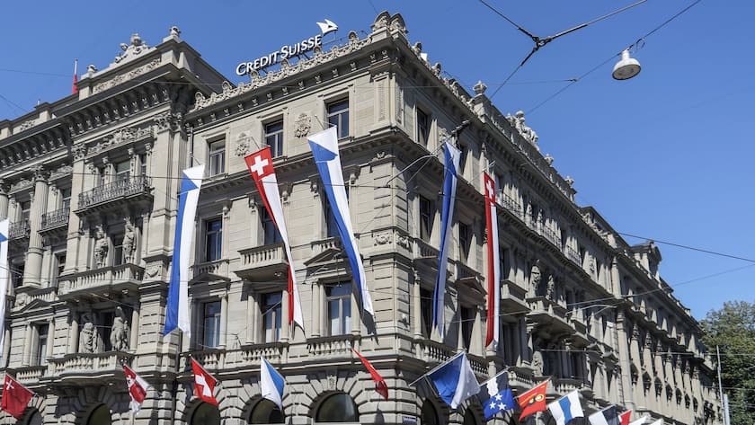 Paradeplatz Grossbanken UBS Credit Suisse, 1. August Flaggen, Zuerich, Schweiz *** Paradeplatz Big Banks UBS Credit Suisse 1 August Flags Zuerich Switzerland