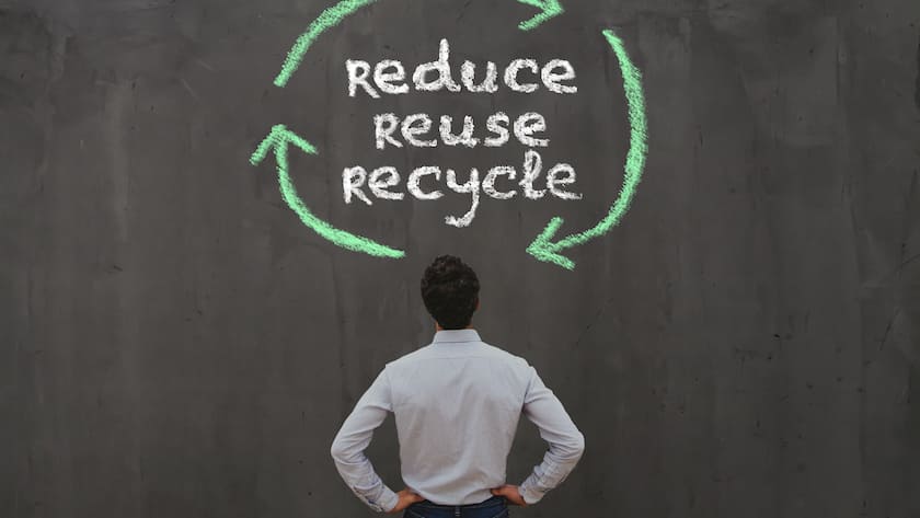 Mann steht vor Zeichnung zur circular economy