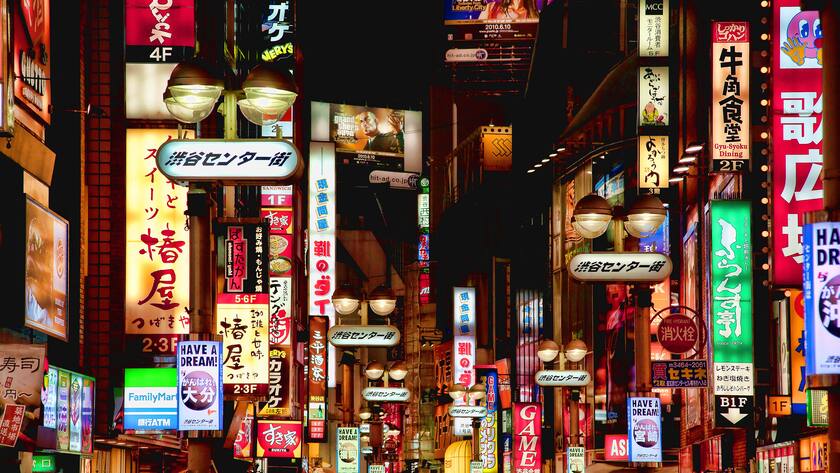 Leuchtreklamen in Shibuya: Die steigende Inflation drückt die Lebenshaltungskosten in Japan nach oben.