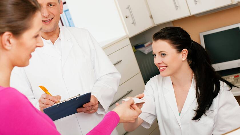 woman at reception of a medical practice model released Symbolfoto PUBLICATIONxINxGERxSUIxAUTxONLY Copyright: xKzenonx Panthermedia03278029