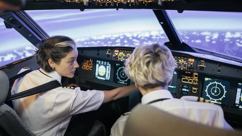 Zwei Pilotinen in einem Cockpit.