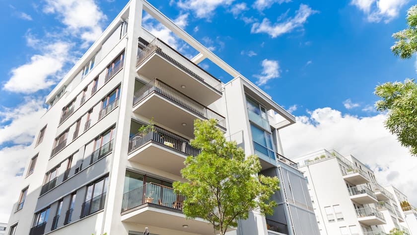 Regulierungen verhindern wirtschaftlich tragbare Sanierungen. So wird oft neu gebaut statt nachhaltig zu revovieren – auf Kosten der Mieter.