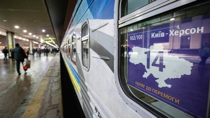 November 18, 2022, Kyiv, Ukraine: A sign with the inscription Kyiv - Kherson in the window of the carriage of the first train to liberated Kherson at the central railway station in Kyiv. Ukrainian armed forces liberated Kherson from Russian occupation on November 11, 2022. Kherson was captured in the early stage of the conflict, shortly after Russian troops had entered Ukraine in February 2022. Kyiv Ukraine - ZUMAs197 20221118_zaa_s197_288 Copyright: xOleksiixChumachenkox