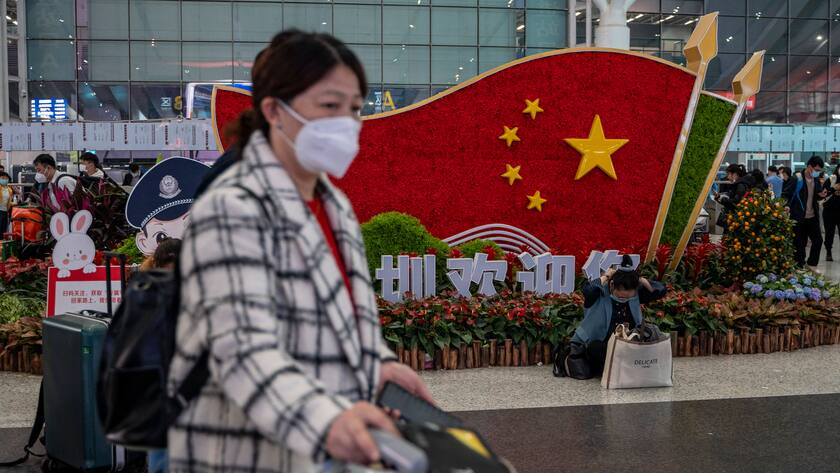 Passagierin an einem Bahnhof im südchinesischen Shenzhen: In China sind viele Millionen Menschen unterwegs.