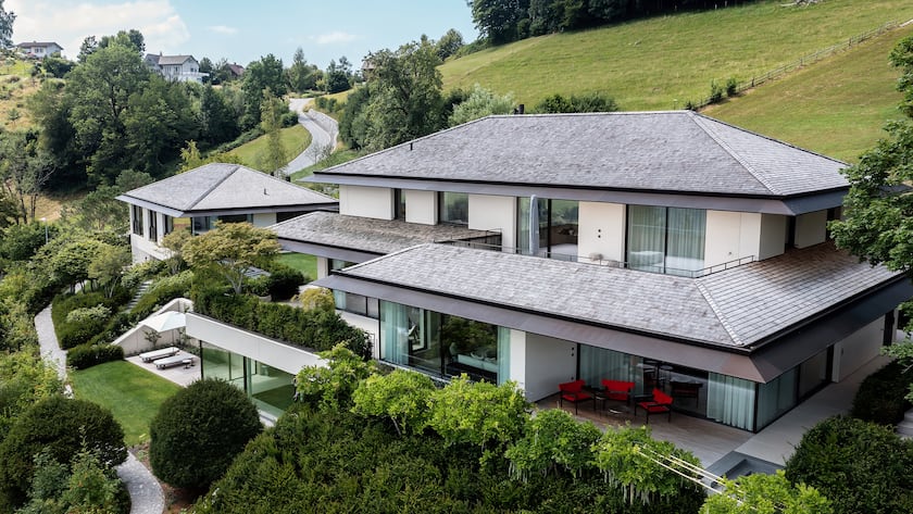 Die Häusergruppe fügt sich dank klug ausgewählter Materialien und Formen harmonisch in die Umgebung ein.