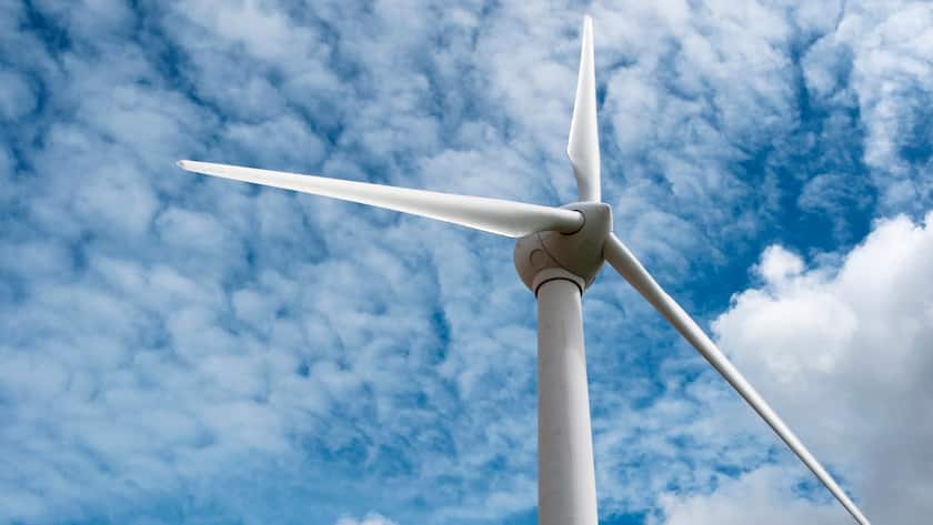 Windmuehle vor bewoelktem Himmel