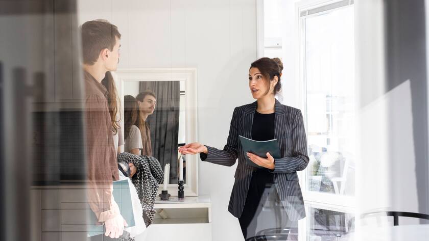 Saleswoman discussing with customers during house visit Sweden, Stockholm, model released, property released Copyright: xMaskotx , MA107498 MA107498