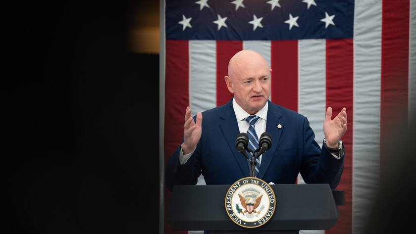 Der Ex-Astronaut Kelly als er Vizepräsidentin Kamala Harris im Jahr 2021 begrüsste