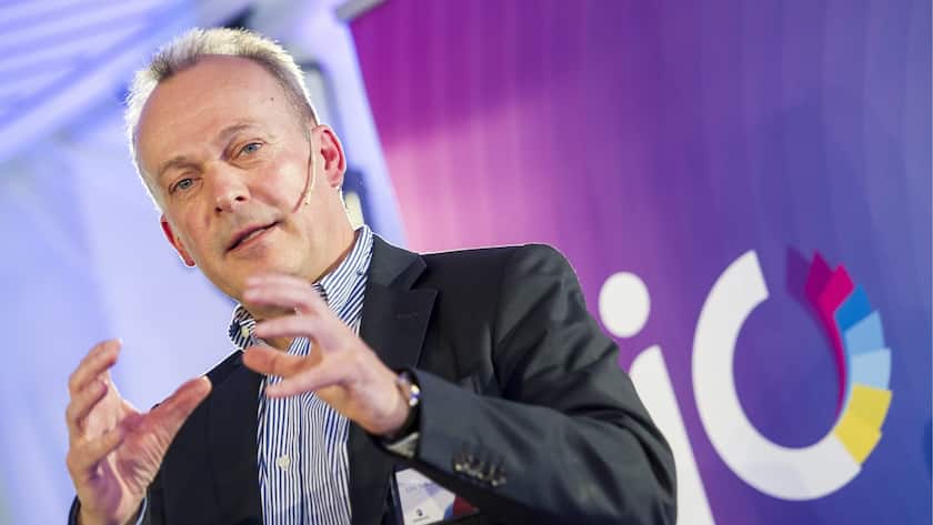 Urs Schaeppi, Leiter Swisscom Schweiz und Grosskunden, spricht anlaesslich der Medienkonferenz der Swisscom zur Lancierung der neuen Application iO am Dienstag, 25. Juni 2013 in Zuerich. (KEYSTONE/Ennio Leanza)