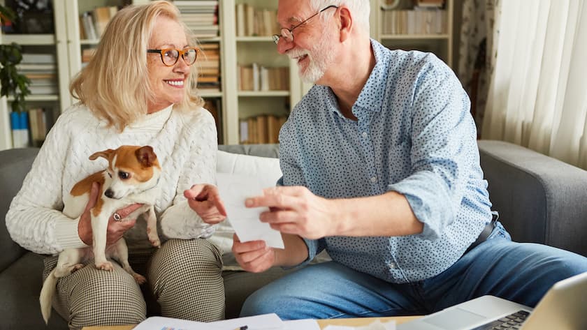 Älteres Paar freut sich über die Erhöhung der AHV-Rente