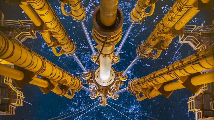Gas- und Erdölförderung in der Nordsee; Blick auf Bohrtürme von oben.