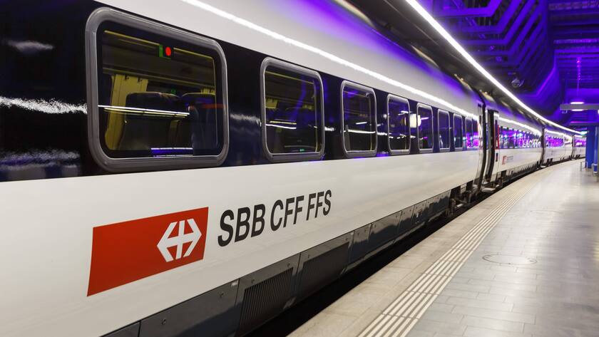 InterCity Zug im Bahnhof Flughafen Zürich Airport ZRH Zürich, Schweiz - 22. Juli 2020: InterCity Zug im Bahnhof Flughafen Zürich ZRH in der Schweiz. *** InterCity Zug at Zurich Airport ZRH Zurich Airport Railway Station, Switzerland 22 July 2020 InterCity Zug at Zurich Airport ZRH Railway Station in Switzerland