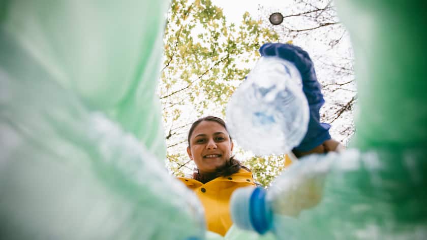Plastikflaschen sammeln und Kunststoffrecycling bietet im Sinne einer Kreislaufwirtschaft enormes Potenzial - auch für Investitionen..