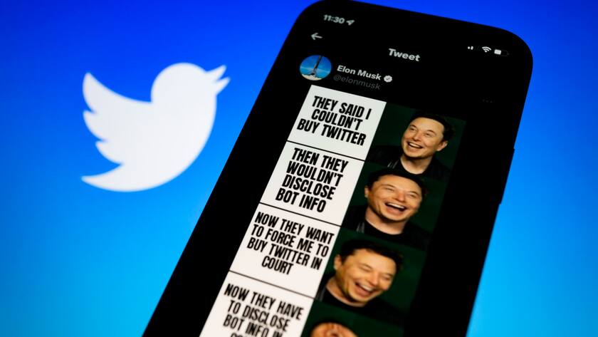 Ein Handy vor dem Twitter-Logo: Elon Musk hat sich nach seinem Rückzieher vom Kaufvertrag mit einem Meme über Twitter lustig gemacht.