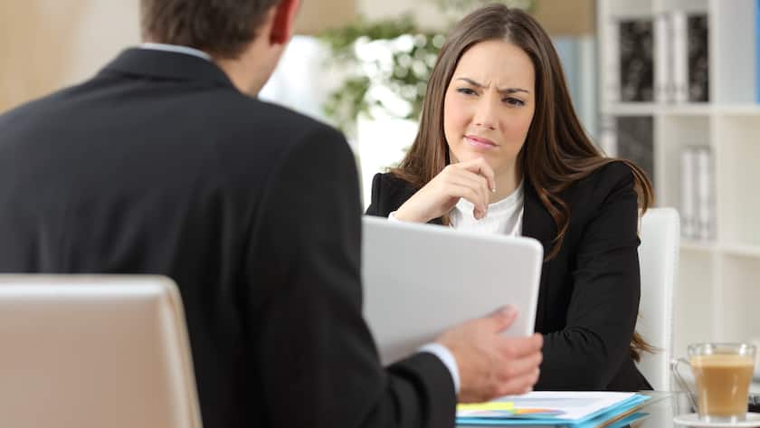 Berater versucht, eine zweifelnde Kundin zu überzeugen.