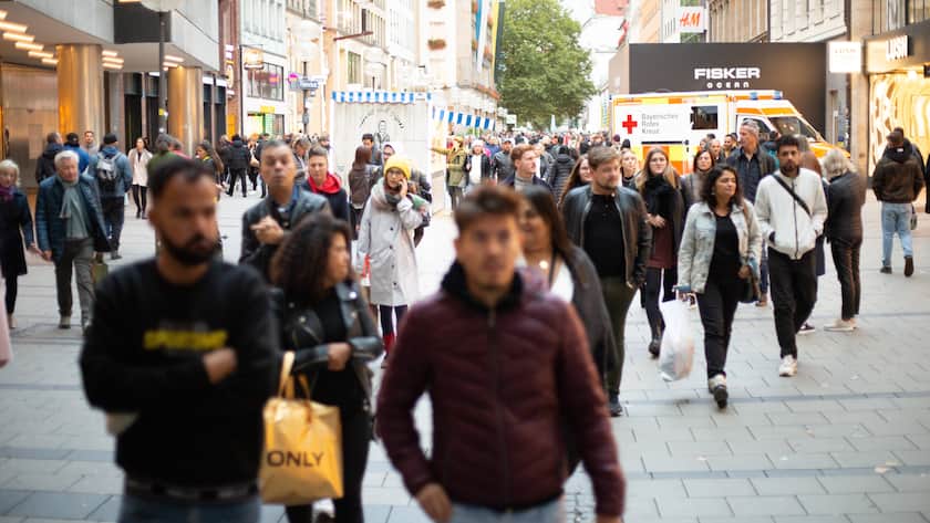 Konsum in München Viele Menschen sind am 30.9.2022 beim Shopping oder Spazieren in der Fußgängerzone in München unterwegs. -- Many people are shopping or strolling in the Munich pedestrian zone on September 30, 2022. München Bayern Deutschland Copyright: xAlexanderxPohlx