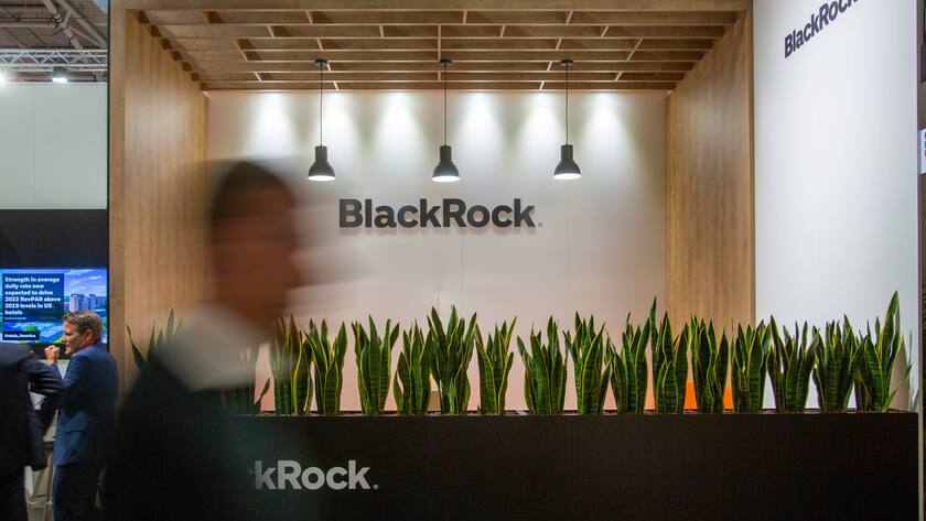 Verschwommene Silhouette von Person vor BlackRock Logo.