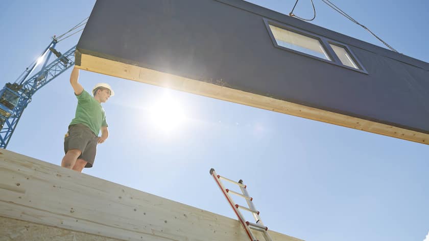 Austria, worker against the sun, positioning exterior wall model released Symbolfoto property released PUBLICATIONxINxGERxSUIxAUTxHUNxONLY CVF00274