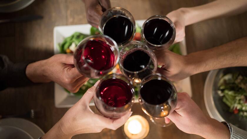 Gäste stossen mit Wein an