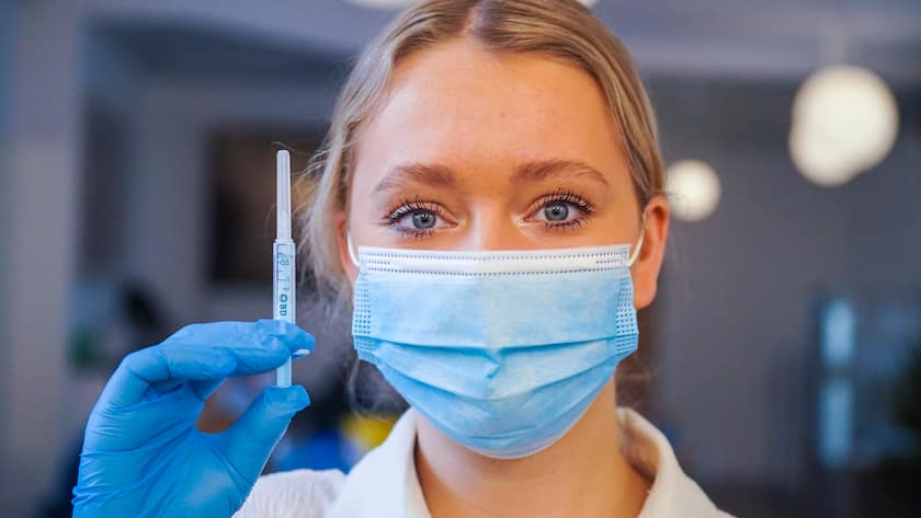 Laut einer gross angelegten Netzwerk-Studie der nationalen US-Zentren für Krankheitskontrolle lässt der Schutz durch die Corona-Vakzine immer wieder nach.