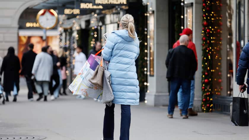 Foto Manuel Geisser 29.12.2023 Zuerich , SCHWEIZ , Uhren und Juweliergeschaeft Bahnhofstrasse Zuerich *** Photo Manuel Geisser 29 12 2023 Zuerich , SWITZERLAND , Watches and jewelry store Bahnhofstrasse Zuerich