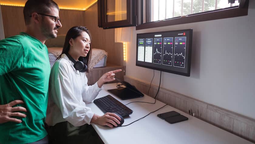 Optimistic diverse cryptocurrency traders analyzing graphs of cryptocurrency market and looking at screen, Model released, Property released JuanAlbertoRuiz_Cryptocurrencies_35.jpg Copyright: xJuanxAlbertoxRuizx