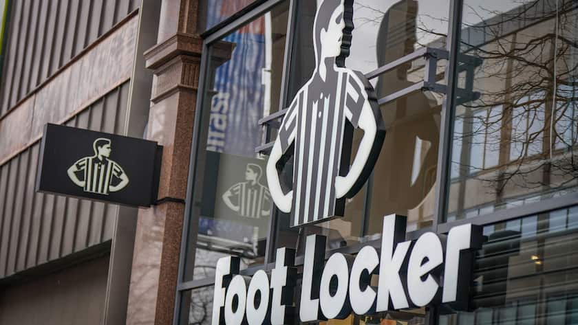 Belfast, Nordirland, Europa, Foot Locker, Einzelhandel, Schuhgeschäft, Sportbekleidung, internationales Franchise, Wirtschaft, Stadtbild, Modehandel, Konsumverhalten *** Belfast, Northern Ireland, Europe, Foot Locker, retail, footwear, sportswear, international franchise, economy, cityscape, fashion retail, consumer behavior Copyright: xJOERANxSTEINSIEKx