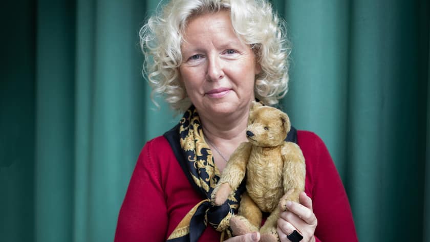 Ursel Alber mit dem ersten Bären aus ihrer Sammlung. Den hatten vor vierzig Jahren ihre Eltern für rund 30 Franken gekauft. Heute liegt sein Schätzpreis bei 2500 bis 3000 Franken.