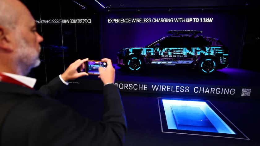 Porsche präsentiert kabelloses Laden an der Internationalen Automobil-Ausstellung in München 2025.