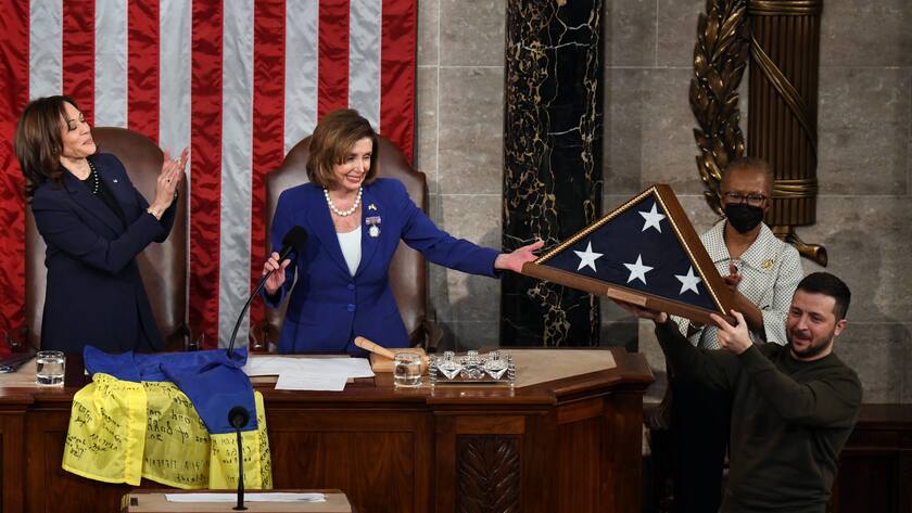 Wolodymyr Selenskyj mit Nancy Pelosi und Kamala Harris (r.): Begeisternde Rede vor dem US-Kongress.