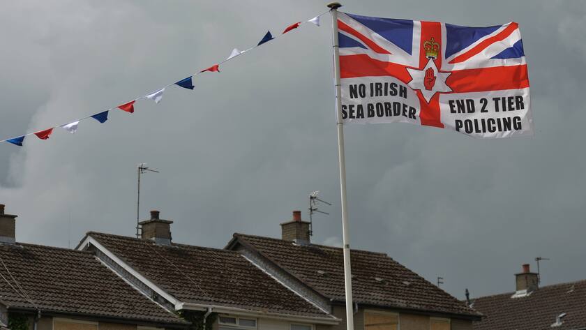 Flagge im irischen Ulster mit der Aufschrift: «End the irish Seabarrier. No tier policing. »