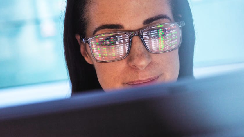 Anlegerin analysiert einen Aktienkurs