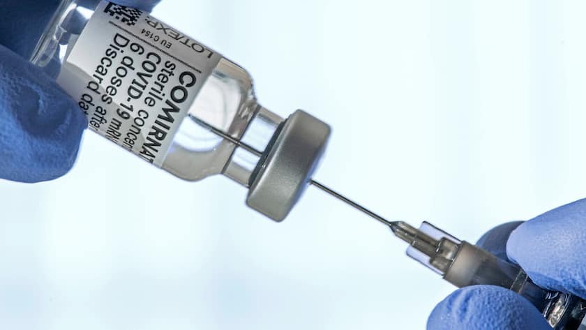 Impfstoff von Biontech /Pfizer, Spritze, München, 3. Februar 2022 DEU, Deutschland, München, 3. Februar 2022, Symbolbild Impfung, Impf-Spritze wird mit Dosis Biontech Impfstoff aufgezogen, Comirnaty von BioNTech / Pfizer, für Erstimpfung, Zweitimpfung, Boosterung, Drittimpfung, Impfspritze, Omikron, Coronawelle, Coronakrise, Pandemie, COVID-19, Bayern, Februar 2022, Querformat,