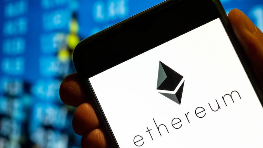 Auf einem Handy ist Ethereum zusehen, der wichtigste kommerzielle Blockchain