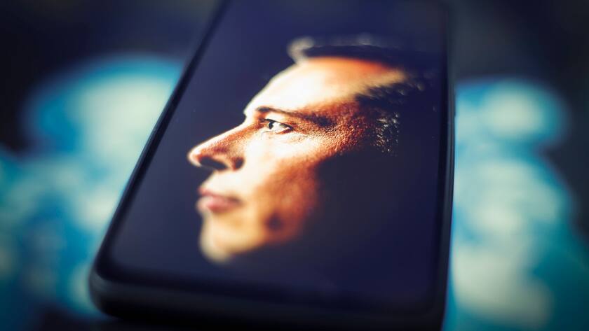 Twitter Pauses Verification Service After Chaos Elon Musk along with the Twitter logo is seen in this illustration photo in Warsaw, Poland on 12 November, 2022. The option to sign up for Twitters new verification service for $7.99 has disappeared from the iOS app after users were abusing it to impersonate brands and famous people. Warsaw Poland PUBLICATIONxNOTxINxFRA Copyright: xSTRx originalFilename: arriens-twitterp221112_npF3V.jpg