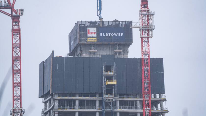 Baustopp im Oktober 2023 Medien berichten über die Einstellung der Zahlungen an das Bauunernehmen Lupp durch die österreichische SIGNA-Gruppe des Investors Rene Benko Elbtower in Hamburg