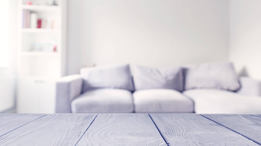 Grauer Holztisch vor Unschärfe weiÃes Sofa Wohnzimmer *** grey Wooden table before Blur White Sofa Living room Copyright: imageBROKER/OleksandrxLatkun ibxole08510017.jpg Bitte beachten Sie die gesetzlichen Bestimmungen des deutschen Urheberrechtes hinsichtlich der Namensnennung des Fotografen im direkten Umfeld der Veröffentlichung