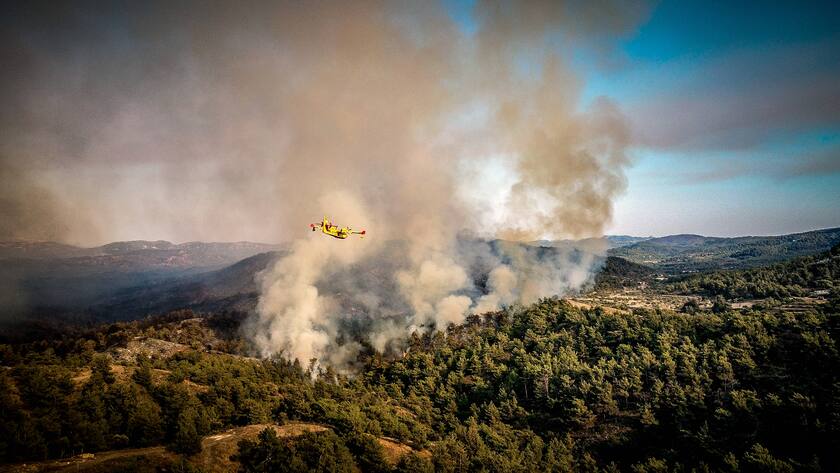 Griechenland - Rhodos, Ein GroÃbrand auf Rhodos wütet bisher unkontrollierbar, Momentaufnahme aus den Gemeinden Embonas und Apollonas, Mittwoch, 19. Juli 2023 GroÃbrand auf Rhodos *** Greece Rhodes, A major fire in Rhodes rages uncontrollably so far, snapshot from the municipalities of Embonas and Apollonas, Wednesday, July 19, 2023 Major fire in Rhodes. PUBLICATIONxNOTxINxGRE ANE5934650