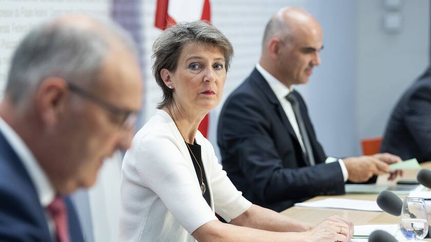 Bundespraesidentin Simonetta Sommaruga, Mitte, Bundesrat Alain Berset, rechts, und Bundesrat Guy Parmelin, aeussern sich an einer Medienkonferenz zu weiteren Massnahmen waehrend der Covid-19 Pandemie, am Mittwoch, 12. August 2020, in Bern. (KEYSTONE/Peter Schneider)