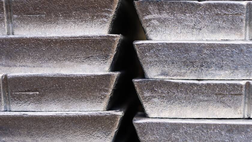 Gestapelte Zinkbarren: Der Schweizer Handelsplatz kontrolliert rund zwei Drittel des Metallhandels.