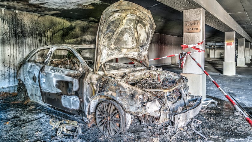 Totalschaden nach einem Autobrand in der Tiefgarage - Fahrzeugversicherung