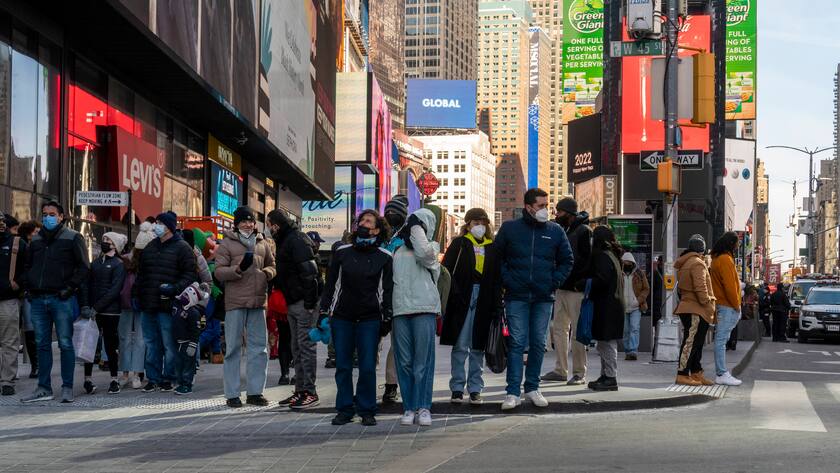 Times Square in New York Crowds wait at an intersection in Times Square in New York on Sunday, February 6, 2022. PUBLICATIONxNOTxINxUSAxUK RichardxB.xLevine