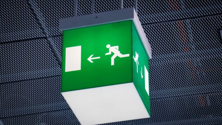 Notausgang-Wegweiser am Flughafen Zürich.