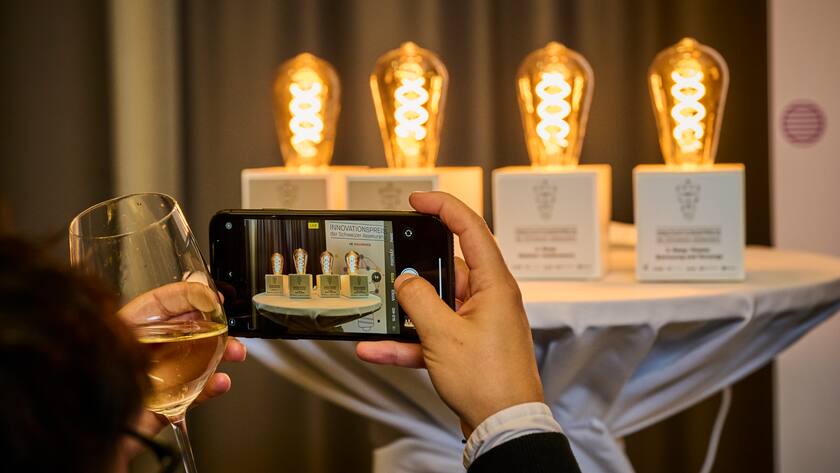 Vier Trophäen und ein Smart Phone