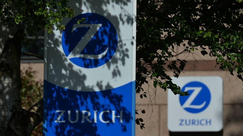 Zurich Versicherung Logo hinter einem Baum.