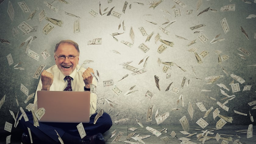 3a-Sparer setzen auf aktienlastige Vorsorgefonds: Wann das lohnt Senior business man using a laptop building online business making money dollar bills cash falling down. Money rain. IT entrepreneur online job success economy concept