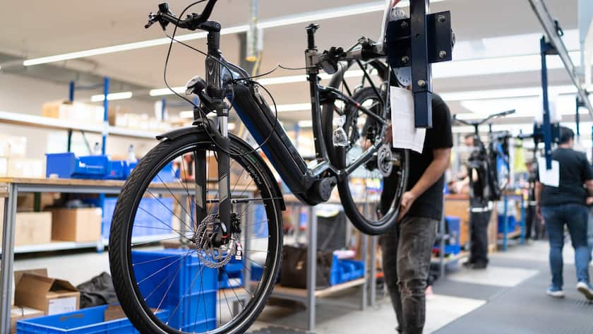 Die Montage von FLYER E-Bikes am Produktionsstandort der FLYER AG in Huttwil, Kanton Bern, aufgenommen am 17. Maerz 2021. FLYER E-Bikes werden von der FLYER AG entwickelt, hergestellt und vertrieben. Die maximale Produktionskapazitaet betraegt 400 E-Bikes pro Tag. Mit rund 300 Mitarbeitenden ist die FLYER AG die groesste Arbeitgeberin in der Region. (KEYSTONE/Gaetan Bally)
