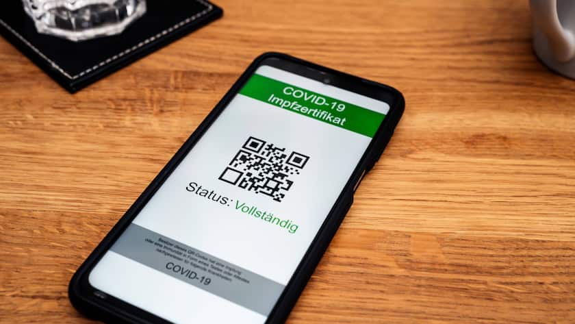 15 September 2021: Digital vaccination certificate, certificate of complete vaccination EU Green Passport or immunity by recovery or test according to 2G and 3G rule on the screen of a smartphone on the table in a restaurant *** Digitaler Impfpass, Zertifikat über vollständige Impfung EU Grüner Pass oder Immunität durch genesung oder Test nach 2G und 3G Regel auf dem Bildschirm einens Smartphones auf dem Tisch in einem Restaurant